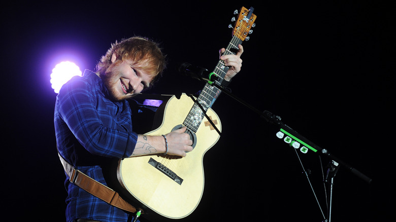 Ed Sheeran jouant de la guitare