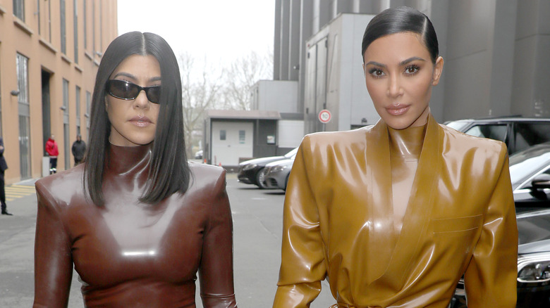 Kourtney et Kim Kardashian posent