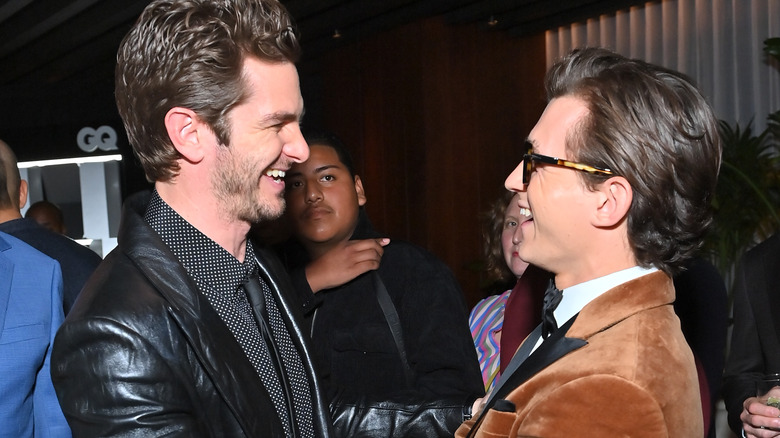 Andrew Garfield et Tom Holland sourient