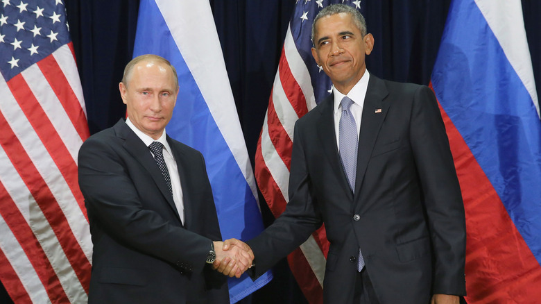 Vladimir Poutine et Barack Obama se serrent la main