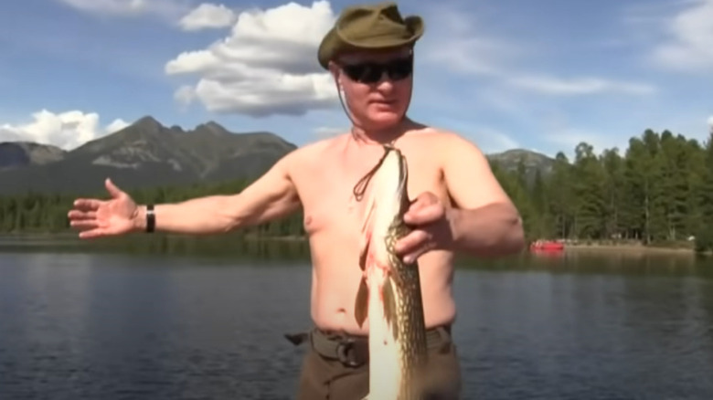 Vladimir Poutine torse nu tenant un poisson