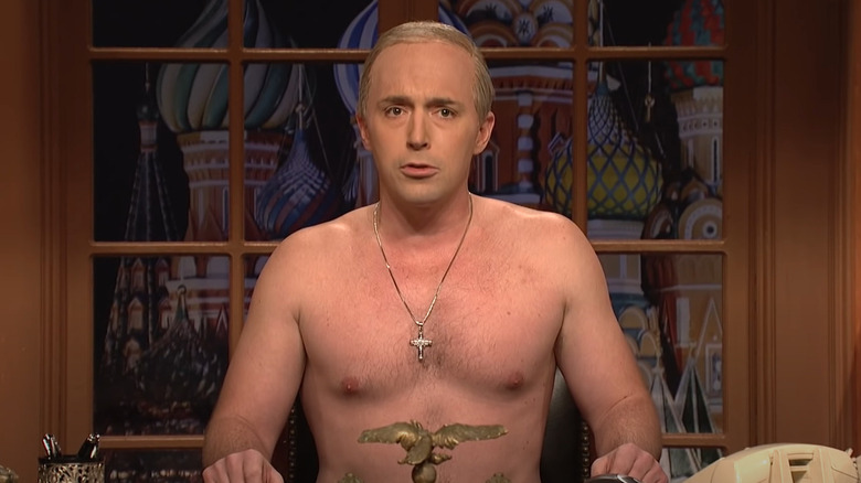 Beck Bennett torse nu dans le rôle de Vladimir Poutine sur SNL