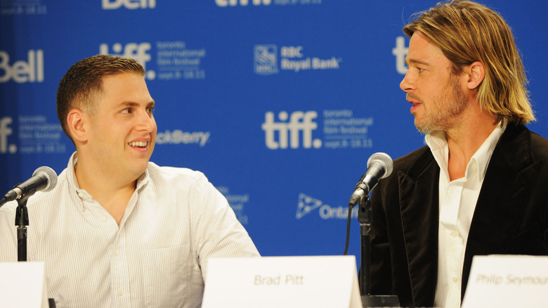 Brad Pitt et Jonah Hill souriant devant un panel