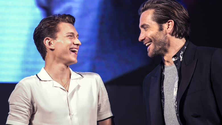 Tom Holland et Jake Gyllenhaal souriants 