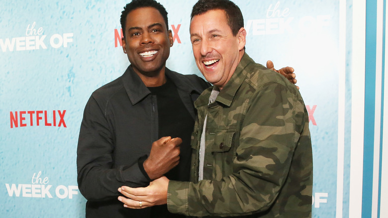 Chris Rock et Adam Sandler rient 