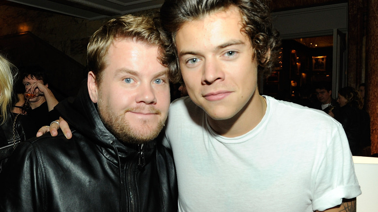 James Corden et Harry Styles souriant ensemble 