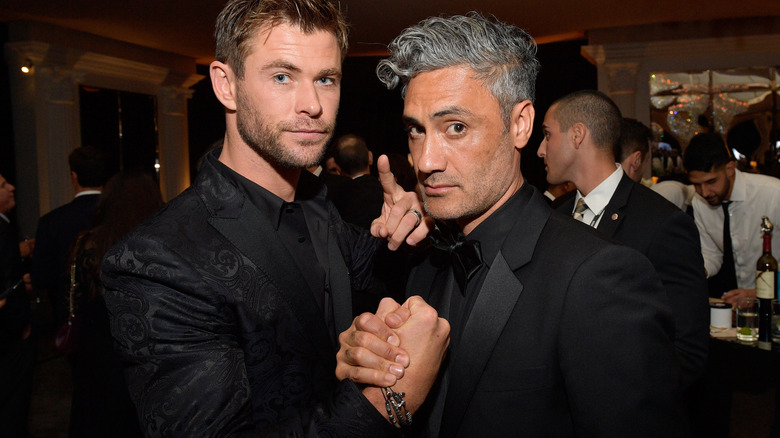 Chris Hemsworth posant avec Taika Waititi