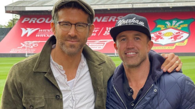 Ryan Reynolds et Rob McElhenney posent 