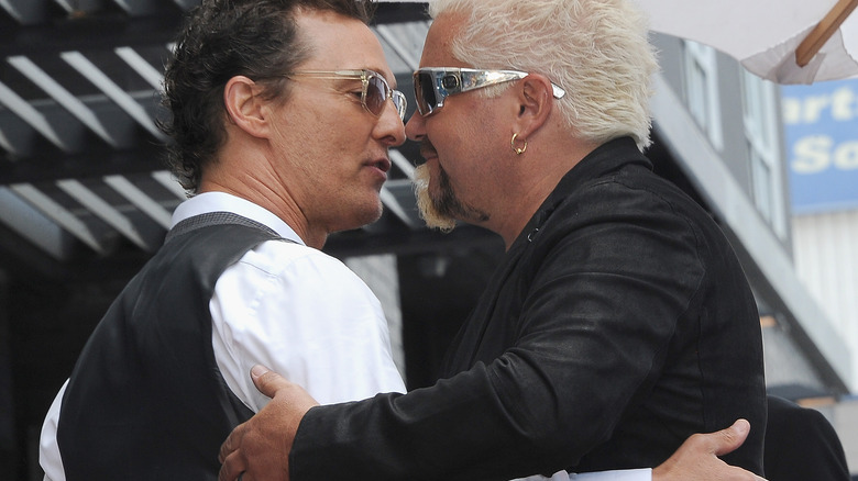 Matthew McConaughey et Guy Fieri souriant 