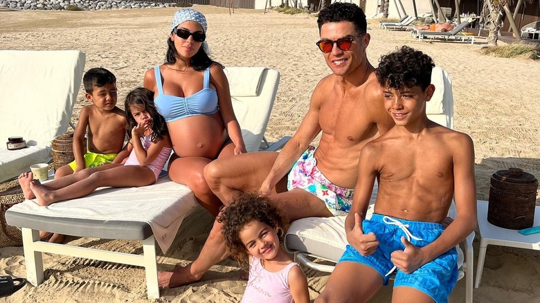 Cristiano Ronaldo et Georgina Rodriguez avec leurs quatre enfants à la plage