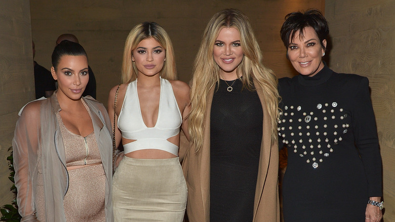 Kim Kardashian, Kylie Jenner, Khloe Kardashian et Kris Jenner posant ensemble en 2015