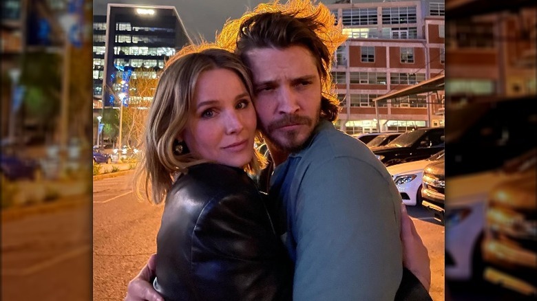 Kristen Bell et Luke Grimes se font un câlin