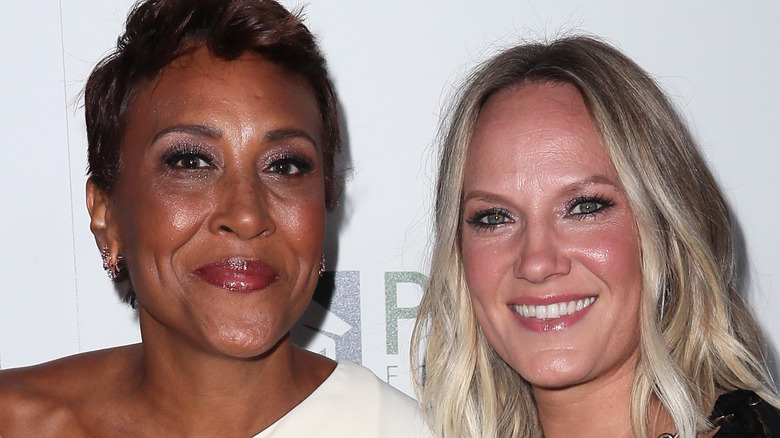 Robin Roberts et Amber Laign posent ensemble lors d'un événement