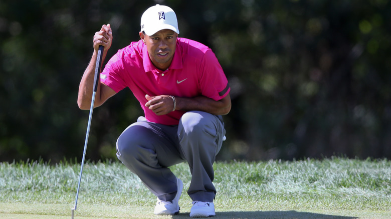 Tiger Woods jouant au golf