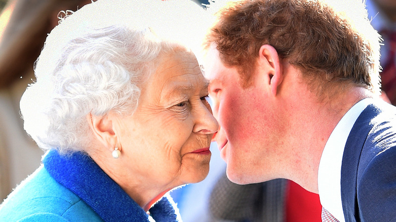 Le prince Harry parle à la reine Elizabeth