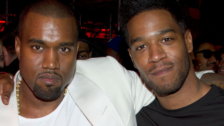 Kanye "Ye" West et Kid Cudi regardent devant