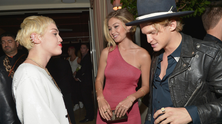 Cody Simpson et Miley Cyrus discutent 