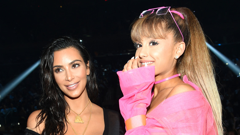 Kim Kardashian rigole avec Ariana Grande en 2018