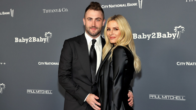 Jordan McGraw et Morgan Stewart au gala des 10 ans de Baby2Baby