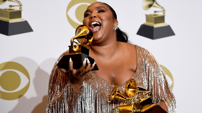 Lizzo rit avec ses Grammy Awards