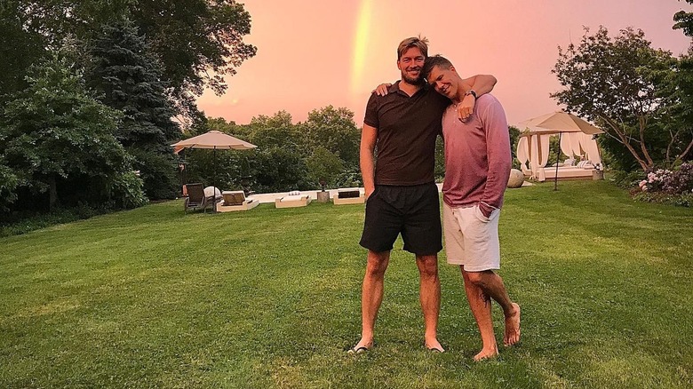 Fredrik Eklund pose avec Derek Kaplan