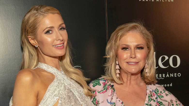 Paris et Kathy Hilton lors d'un événement, souriant