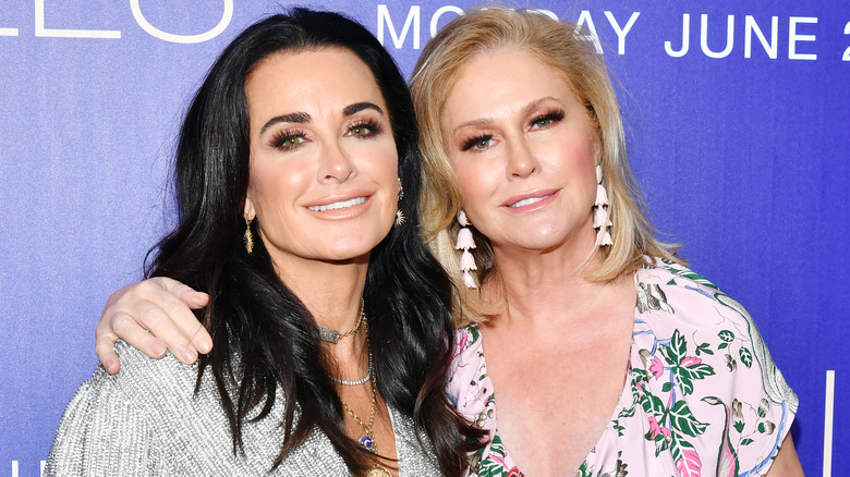 Kyle Richards et Kathy Hilton lors d'un événement, souriant