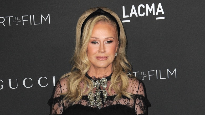 Kathy Hilton lors d'un événement, posant