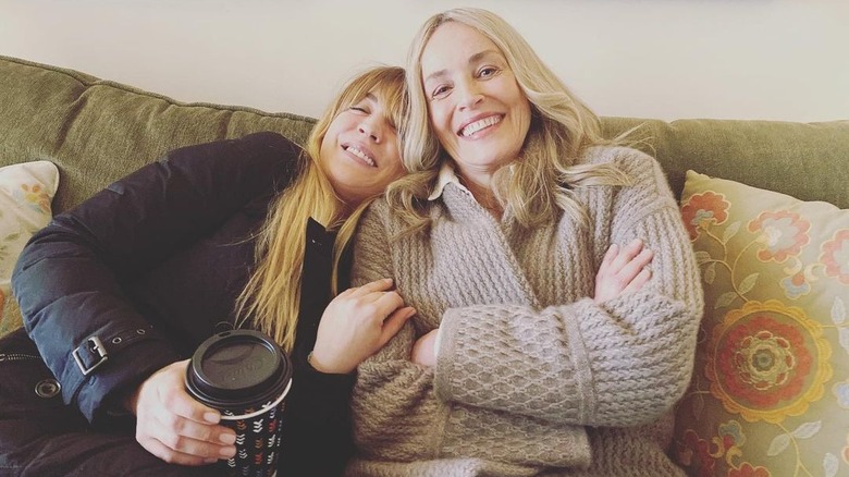 Kaley Cuoco et Sharon Stone sourient sur le canapé