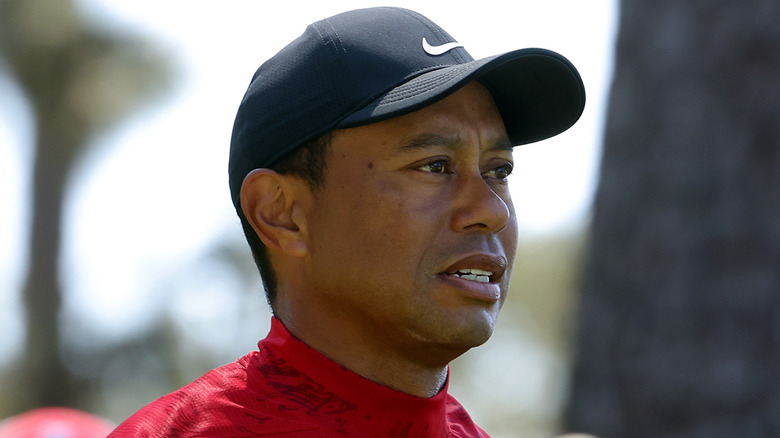 Tiger Woods dans un chapeau bleu marine 