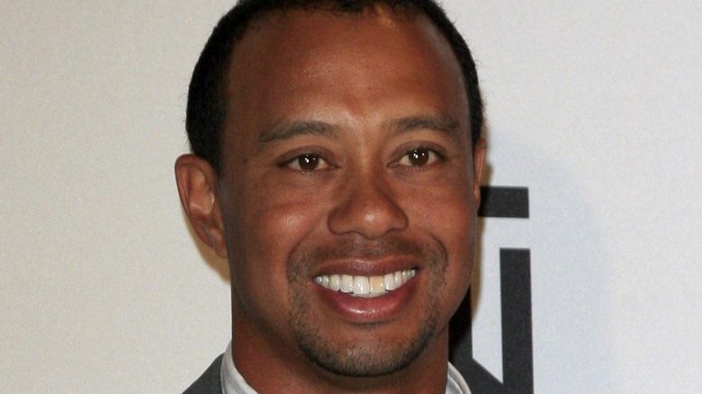 Tiger Woods sourit