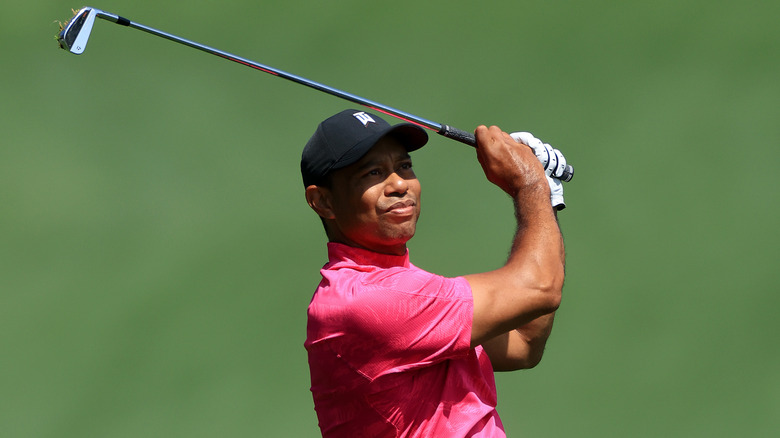 Tiger Woods balance son club de golf