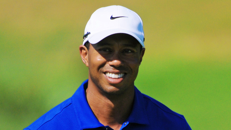 Tiger Woods sourit