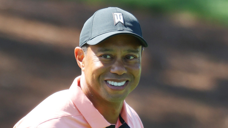 Tiger Woods sourit