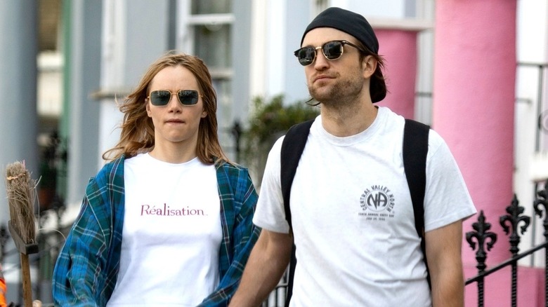 Robert Pattinson et Suki Waterhouse marchent dans la rue