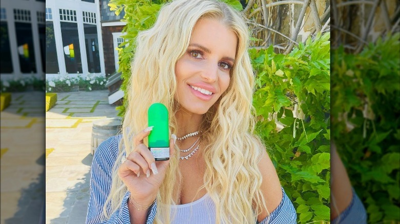 Jessica Simpson tenant une bouteille de Flonase