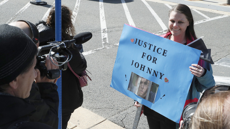 Spectateurs montrant leur soutien à Johnny Depp