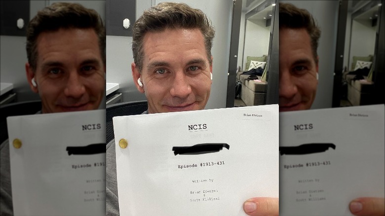 Brian Dietzen tenant le script qu'il a écrit