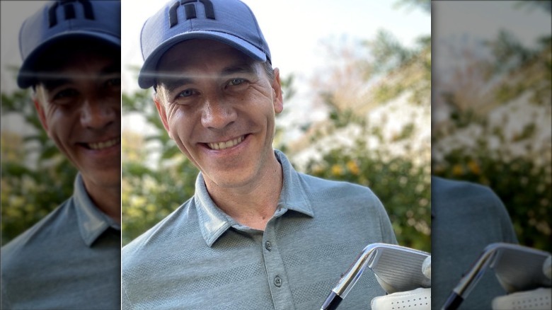 Brian Dietzen pose en tenue de golf