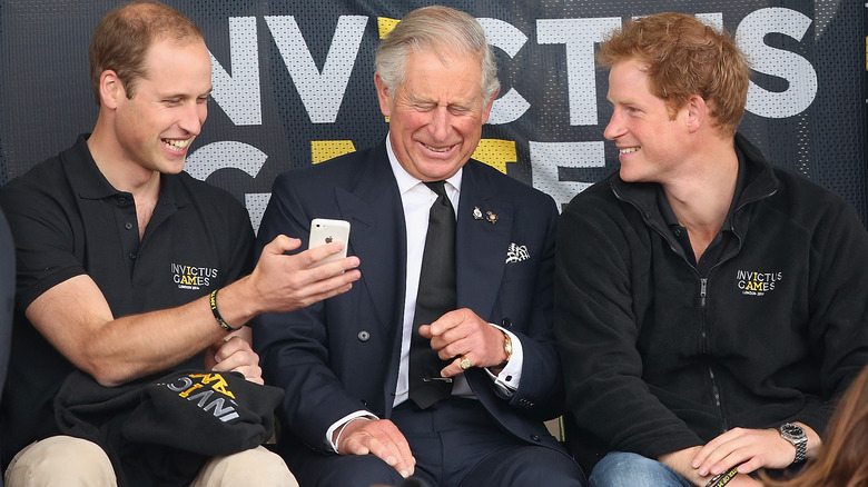 Prince William, Prince Charles, Prince Harry posant