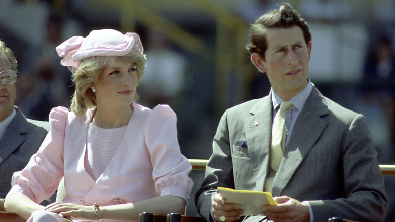 La princesse Diana et le prince Charles assis ensemble