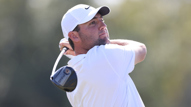 Scottie Scheffler balançant un club de golf