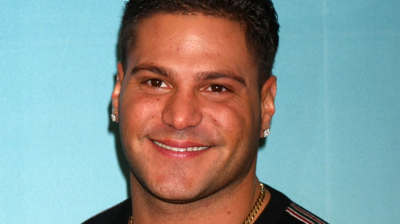 Ronnie Ortiz-Magro se tient devant un fond turquoise