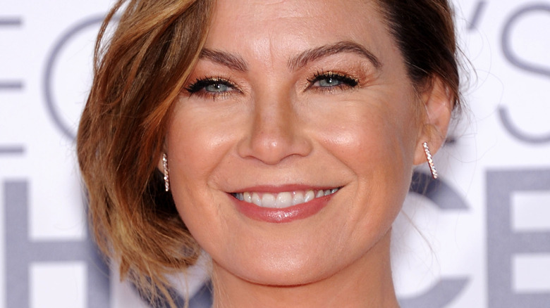 Ellen Pompeo souriante lors d'un événement