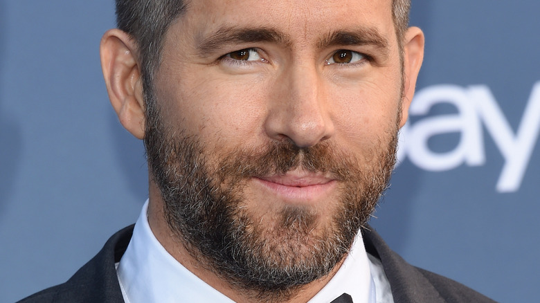 Ryan Reynolds en smoking, souriant