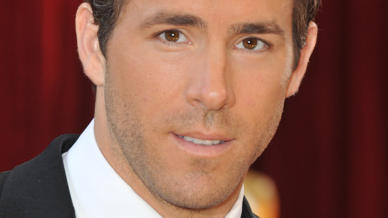 Ryan Reynolds posant