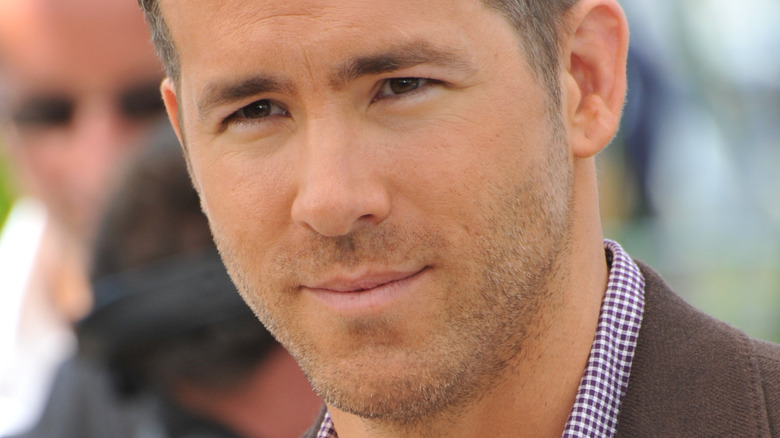 Ryan Reynolds posant