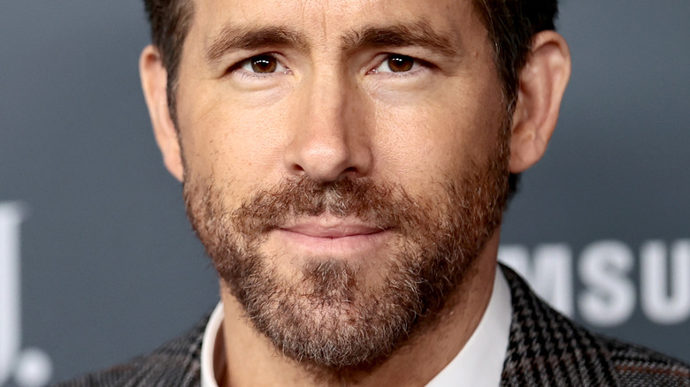 Ryan Reynolds fait une grimace sérieuse