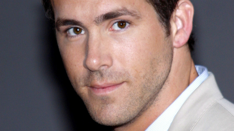 Ryan Reynolds posant