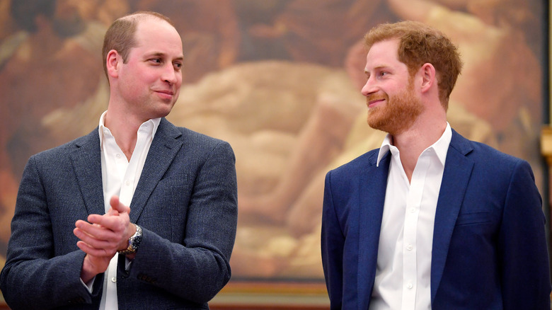 Le prince William applaudit tandis que le prince Harry sourit